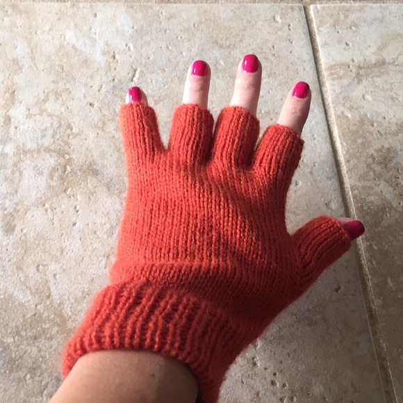 Orange gloves - Picture 3 of 3